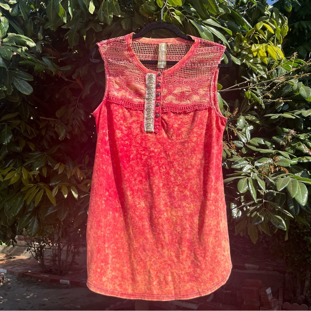 ARATTA SILENT JOURNEY Anthropologie coral pink orange tie dye lace appliqué tank